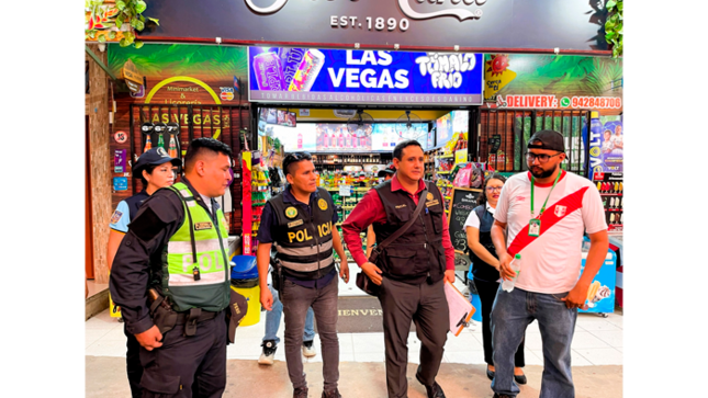 Realizan inspección y fiscalización en minimarket y licorería Las Vegas.