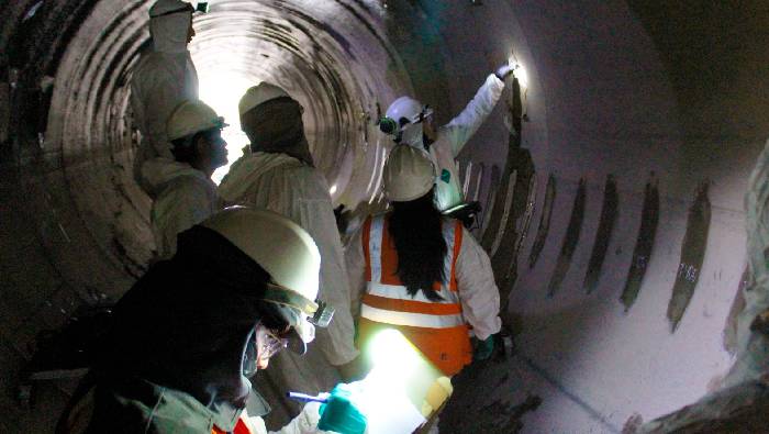 Especialistas del Proyecto Especial Integral Majes Siguas, PEIMS – Autodema del Gobierno Regional de Arequipa, realizaron una inspección técnica en la estructura del tubo de derivación en el Puente Huambo, para determinar el estado situacional de la infraestructura hídrica.
Durante la inspección, se realizó la medición de espesores de las planchas metálicas que conforman la estructura del interior del tubo. Este procedimiento es clave para conocer el grado de desgaste ocasionado por la corrosión, debido al paso constante del agua.