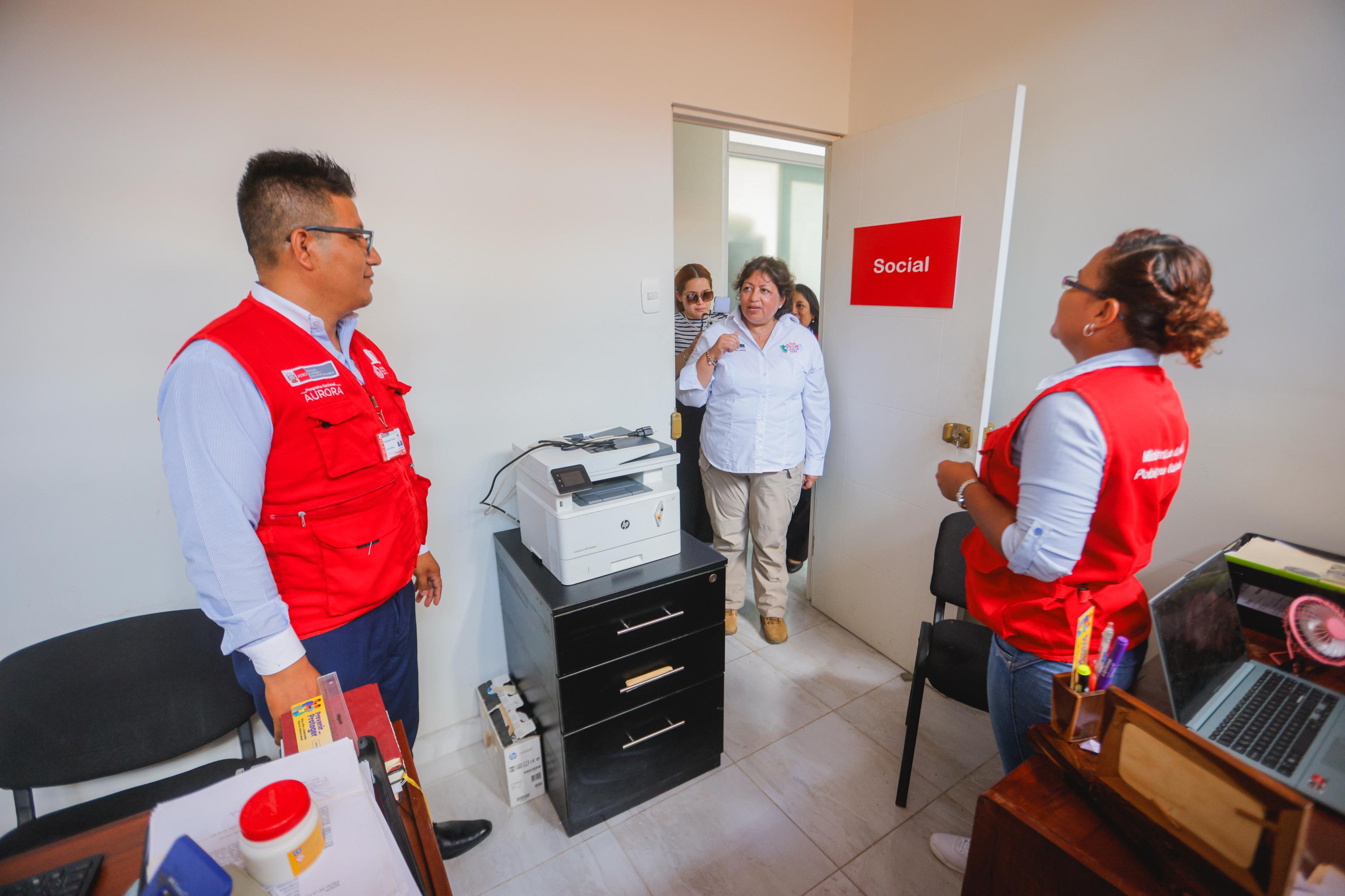 MIMP entrega ayuda humanitaria a damnificados por lluvias y supervisa labor del CEM en Tumbes