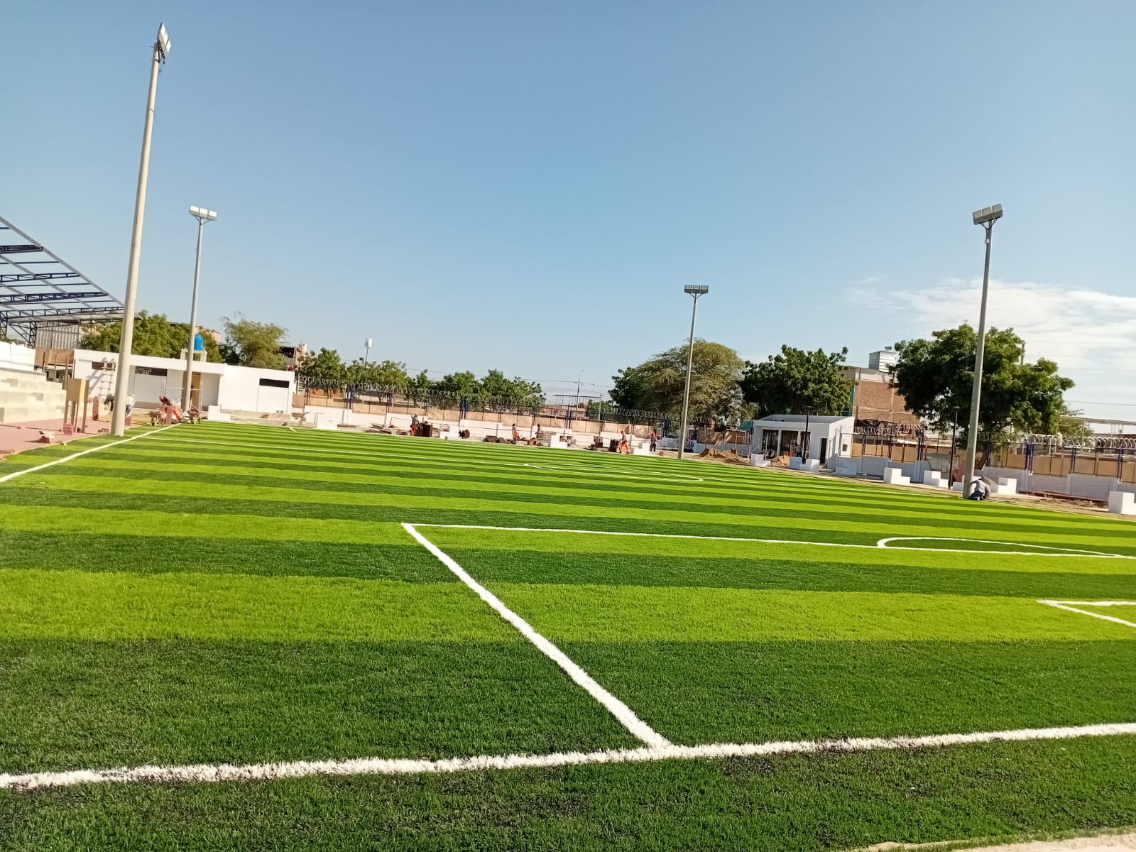Gestión del gobernador Luis Neyra inicia instalación de grass en polideportivos de Pira y Castilla