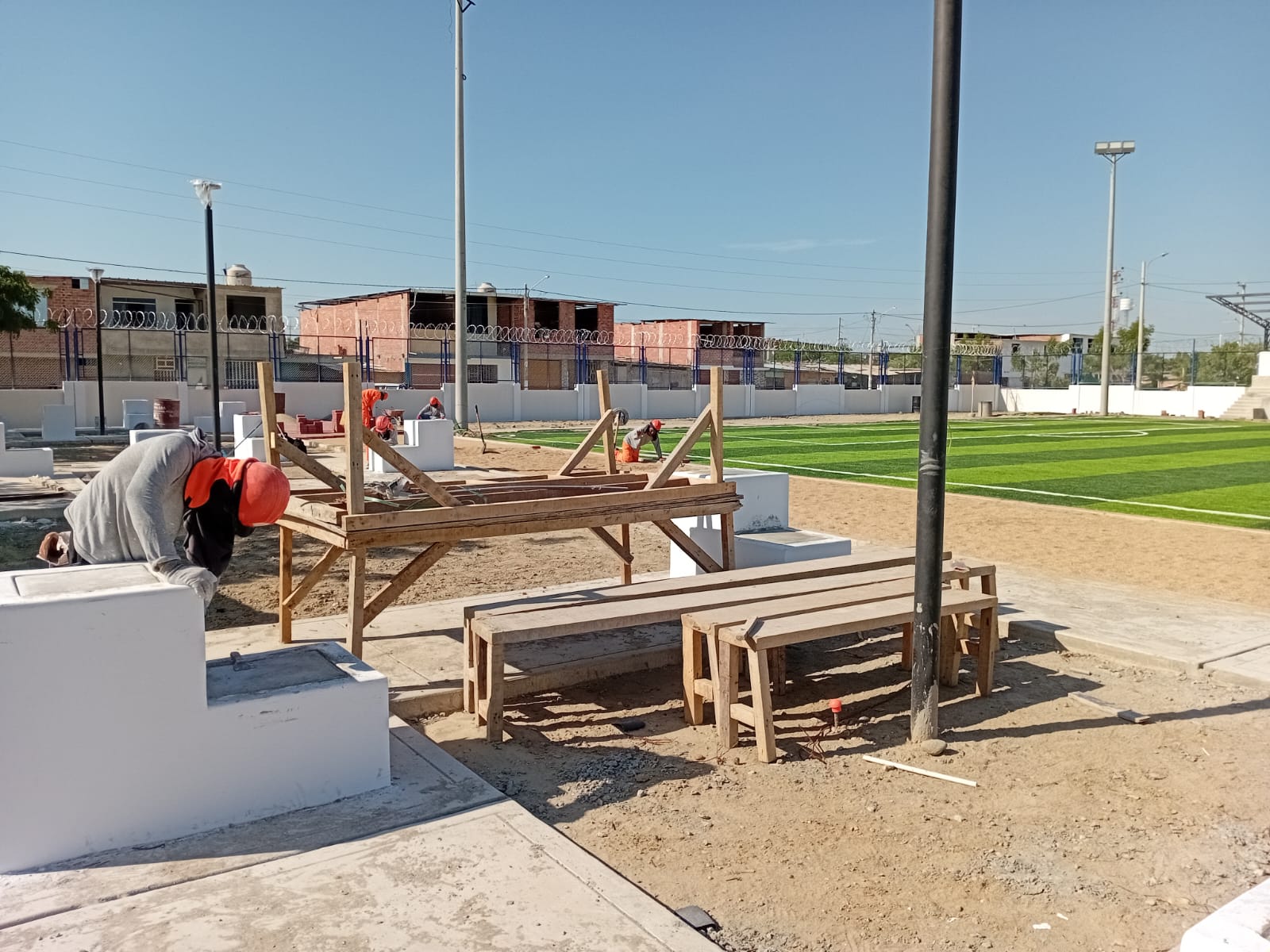 Gestión del gobernador Luis Neyra inicia instalación de grass en polideportivos de Pira y Castilla