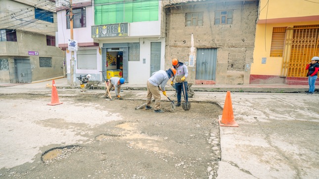 🚨Oficina de Mantenimiento ejecuta labores de bacheo con mezcla asfáltica en caliente para reparar vías deterioradas en el casco urbano de la ciudad. 