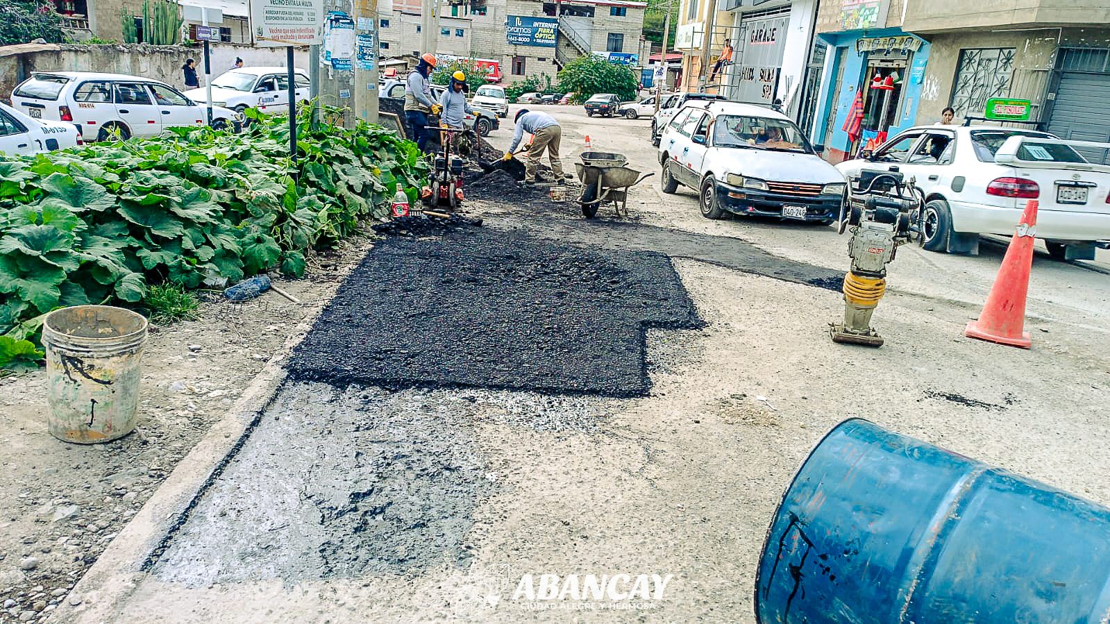 🚨Oficina de Mantenimiento ejecuta labores de bacheo con mezcla asfáltica en caliente para reparar vías deterioradas en el casco urbano de la ciudad.