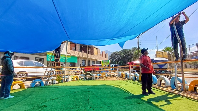 Personal municipal apoya con la instalación de malla raschel en el PRONOEI "Las Semillitas" del barrio San Pedro