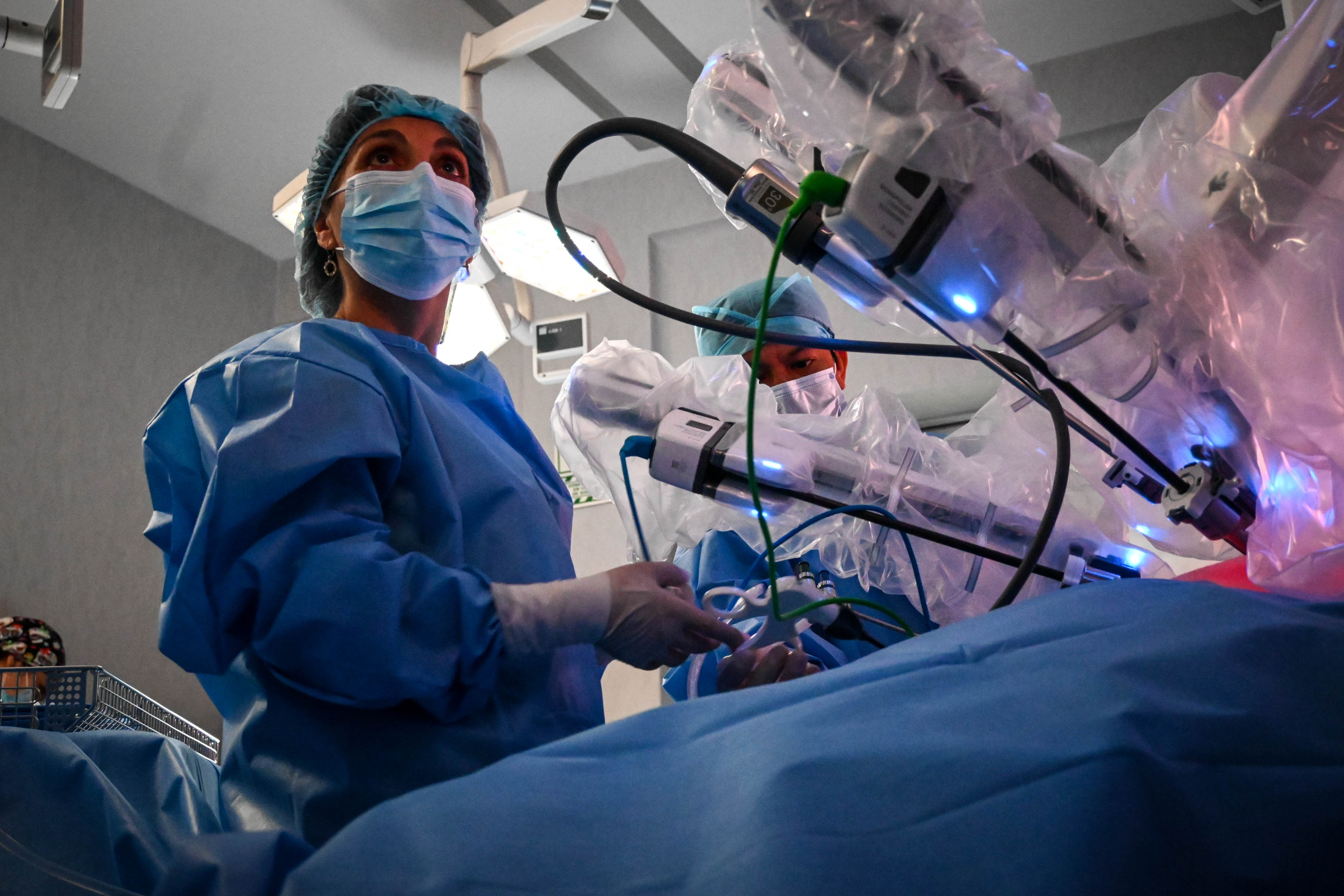 Hospital Dos de Mayo realiza con éxito primeras cirugías robóticas en niños y adolescentes