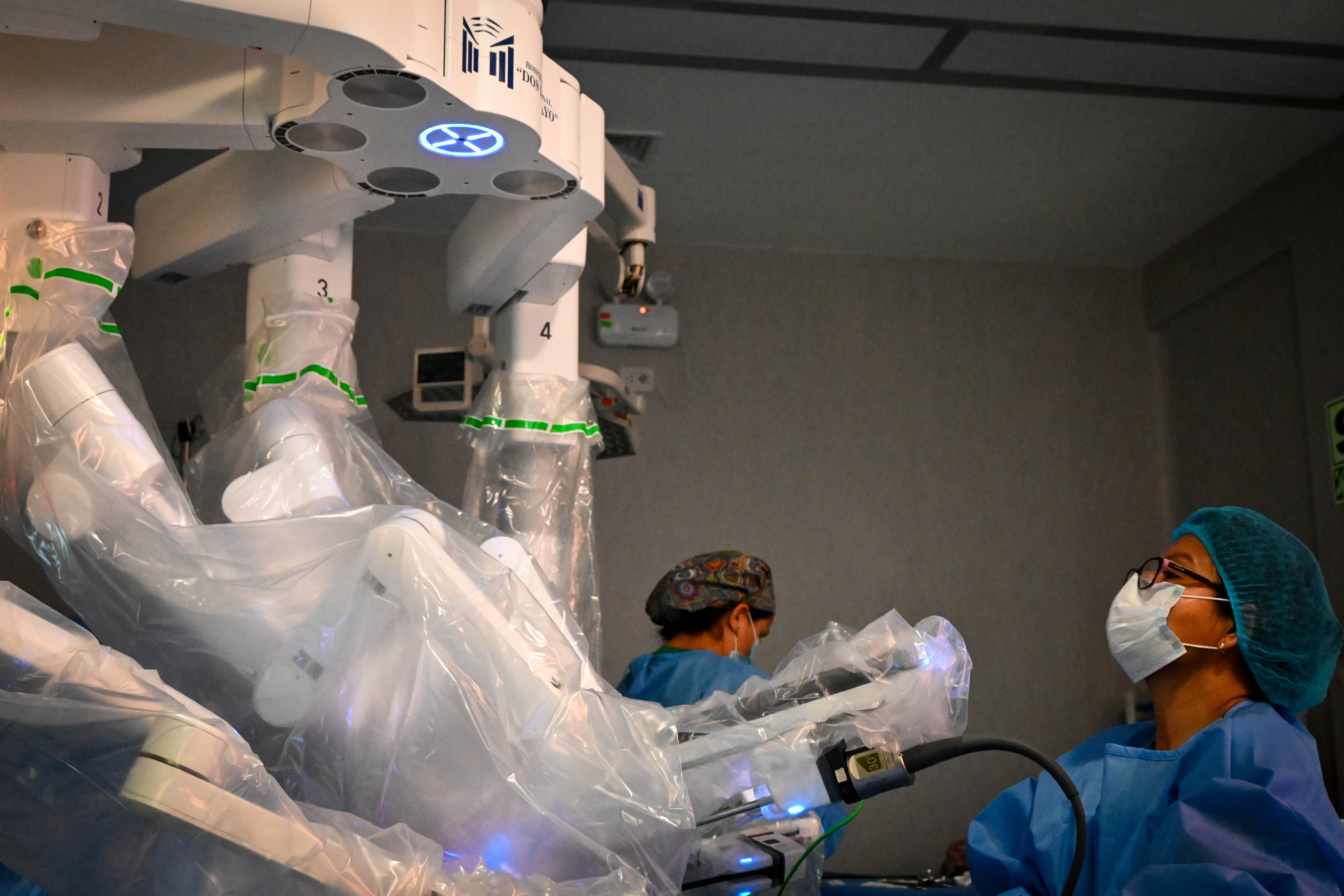 Hospital Dos de Mayo realiza con éxito primeras cirugías robóticas en niños y adolescentes