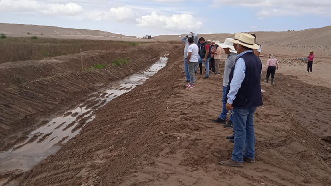 Trabajo conjunto permite el drenado de las parcelas.