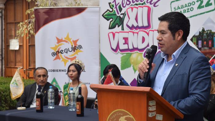 El próximo sábado 22 de marzo se realizará en el distrito de Majes – El Pedregal, el XII Festival de la Vendimia Irrigación Majes 2025. Esta nueva edición está organizada por el Proyecto Especial Integral Majes Siguas, PEIMS – Autodema del Gobierno Regional de Arequipa y la Municipalidad Distrital de Majes.
La fiesta de la vendimia, ya es una tradición en la región Arequipa y contará con diversas actividades culturales, gastronómicas y artísticas que resaltarán la riqueza vitivinícola del distrito. Además, es un evento que dinamiza la economía de los productores vitivinícolas locales.