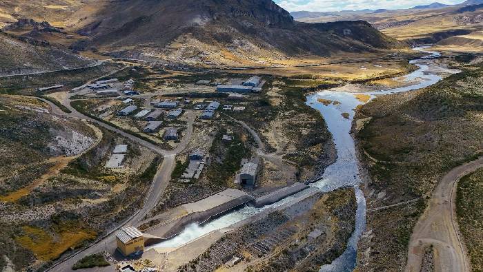 El sistema de represas de la Cuenca del Chili Regulado, al inicio del tercer mes de 2025, registra 95 % de su volumen útil de almacenamiento, según el reporte del Proyecto Especial Integral de Majes Siguas, PEIMS – Autodema del Gobierno Regional de Arequipa.
El sistema de la Cuenca del Chili Regulado comprende siete represas: Aguada Blanca, Bamputañe, Chalhuanca, Dique de los Españoles, El Frayle, El Pañe y Pillones, con una capacidad total máxima útil de almacenamiento de 404.01 hectómetros cúbicos (hm³) de agua y a la fecha de hoy registra almacenados 383.77 hm³.