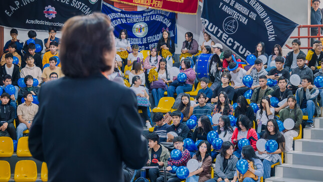 Dra. Nancy Veramendi Villavicencios, vicerrectora académica, dando la bienvenida  los ingresantes 2025.