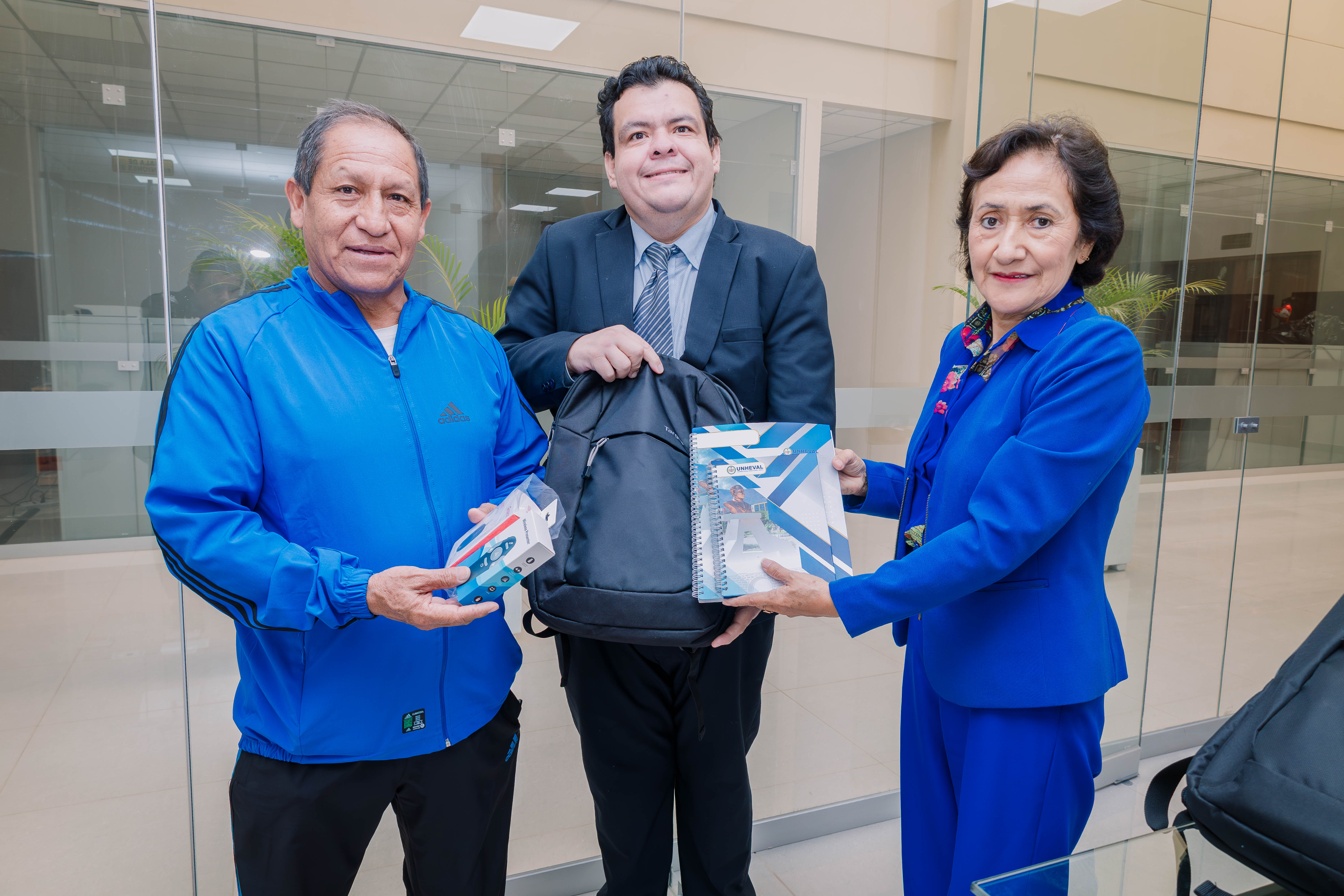 Entrega de canastas a docentes.