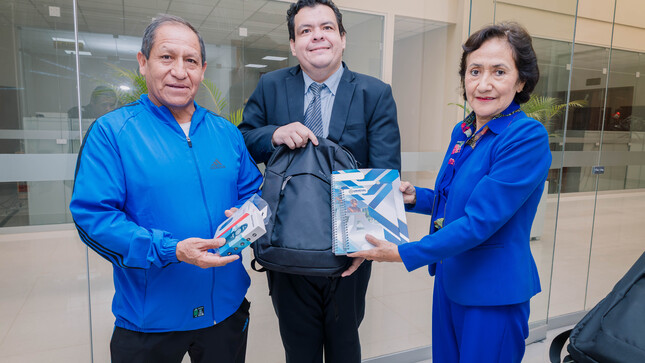 Entrega de canastas a docentes.