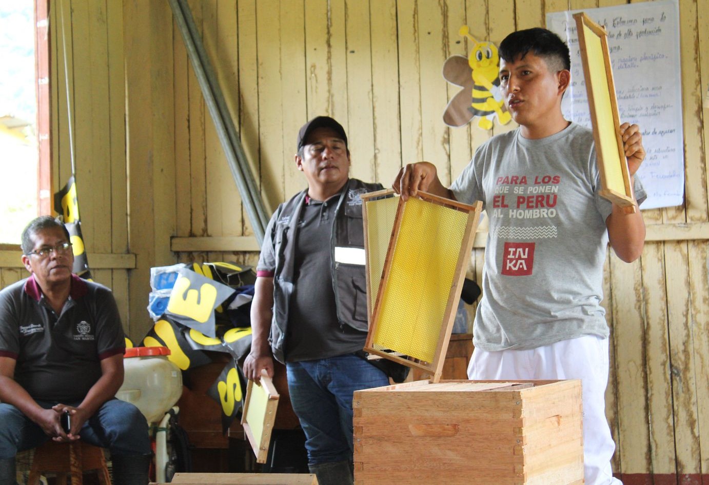 En el caserío Meseta, distrito de Shunte, provincia de Tocache, se abordó el tema “Preparación de la colmena para la formación de núcleos con doble reina”