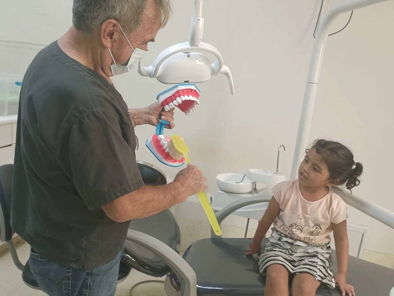 Este año, las referidas acciones se desarrollarán bajo el lema: “Niños y Niñas Libres de Caries” y consiste en la atención diferenciada en los servicios de Odontología en articulación con el CRED.