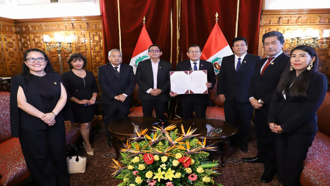 Autoridades del Congreso y del IPEN participantes en la ceremonia