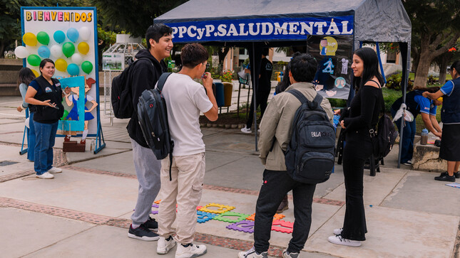 Ingresantes participano de la campaña de Salud Mental. 