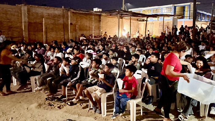 Niños disfrutan de Cine en tu Barrio