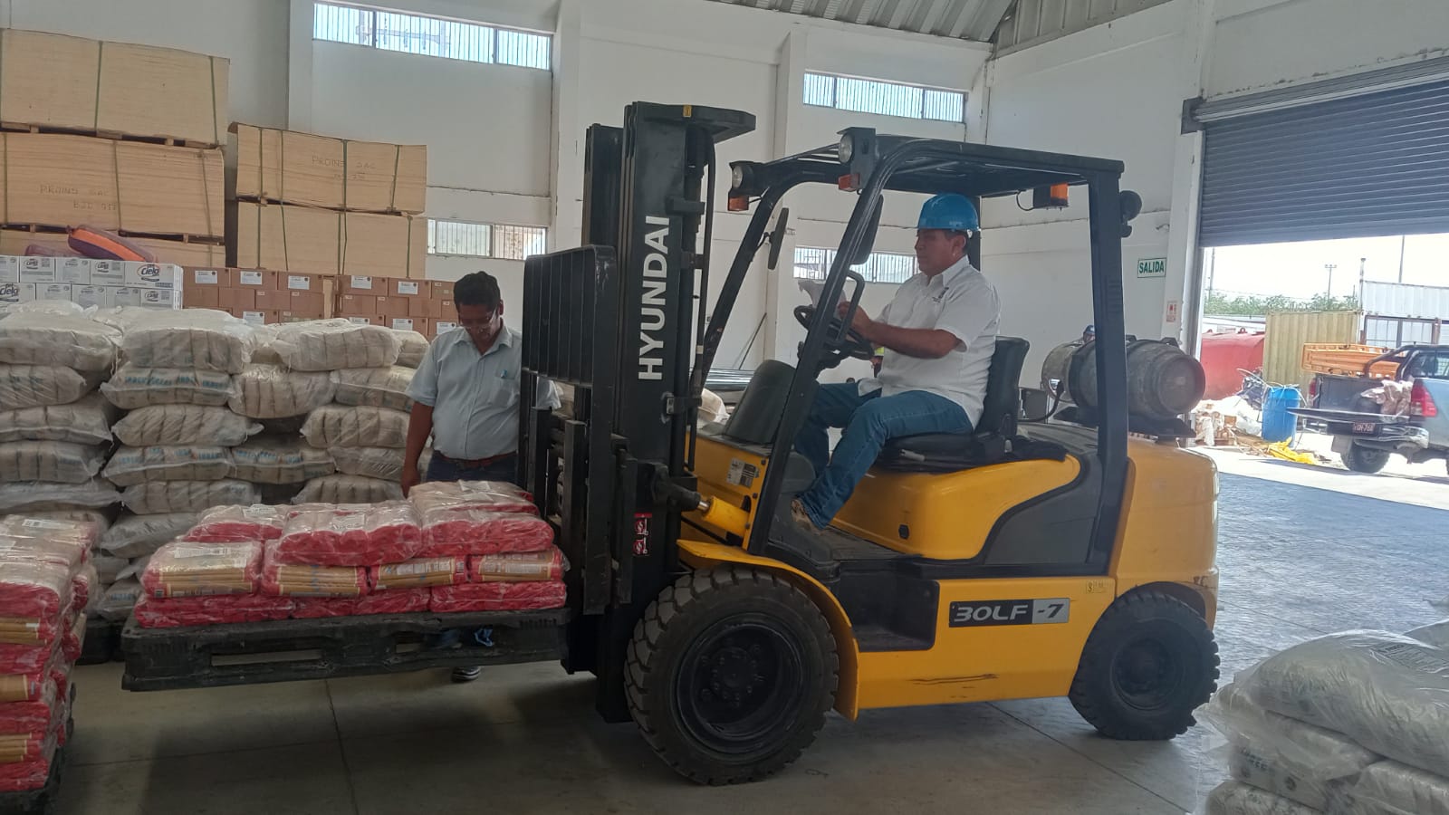 Tras gestión del gobernador ante Indeci, GORE inicia distribución de 63.53 toneladas de alimentos para más de 20 mil damnificados por lluvias