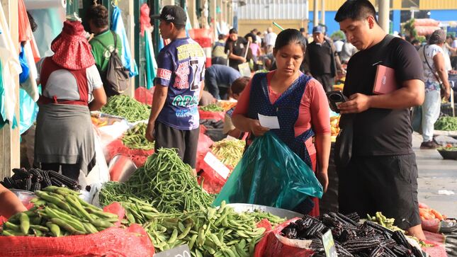 Hoy en los mercados mayoristas tenemos alta oferta de diversos productos principalmente de haba, papa, yuca , melocotón, piña, sandía y otros