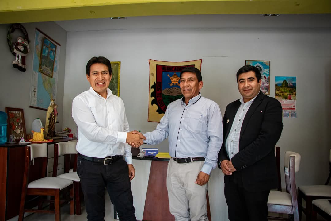 El director de la UGEL Huarmaca, Dr. Edi Mío Suyón llegó hasta la Municipalidad Distrital de Huarmaca para sostener una reunión con el burgomaestre huancabambino, Dr. Hernán Lizana Campos, a quién se le solicitó apoyo con personal para que desarrollen labores como auxiliares, limpieza y apoyo educativo. En ese sentido, el alcalde provincial manifestó que la comuna a su cargo destinará recursos a fin de atender las necesidades que se tiene en las II.EE. de la jurisdicción.
Lizana Campos sostuvo que – previa aprobación del concejo provincial – se procederá con la firma del convenio interinstitucional para posteriormente seleccionar al personal que prestará sus servicios en las II.EE.