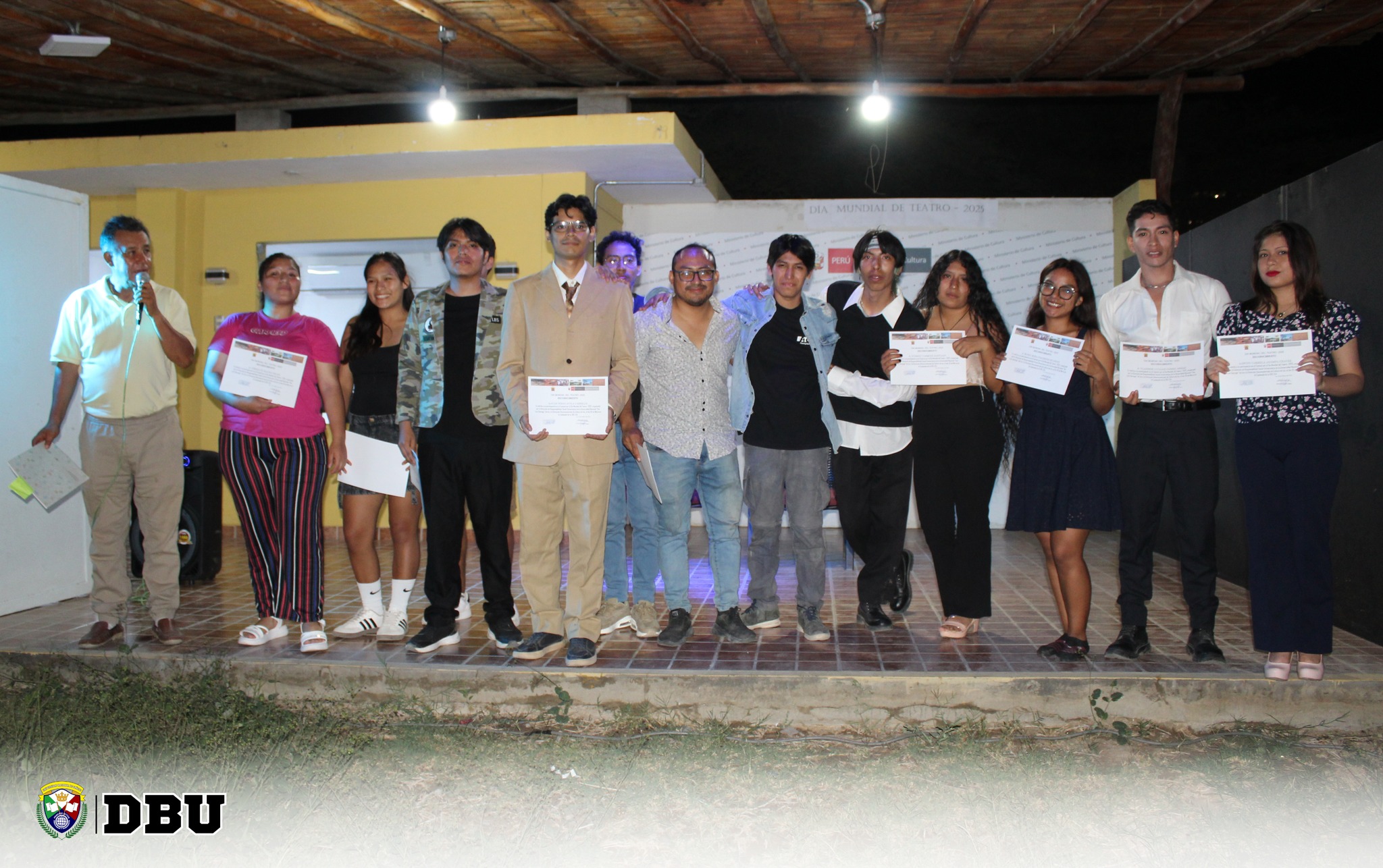 Estudiantes de la UNDC participando en las celebraciones por el día Mundial del Teatro