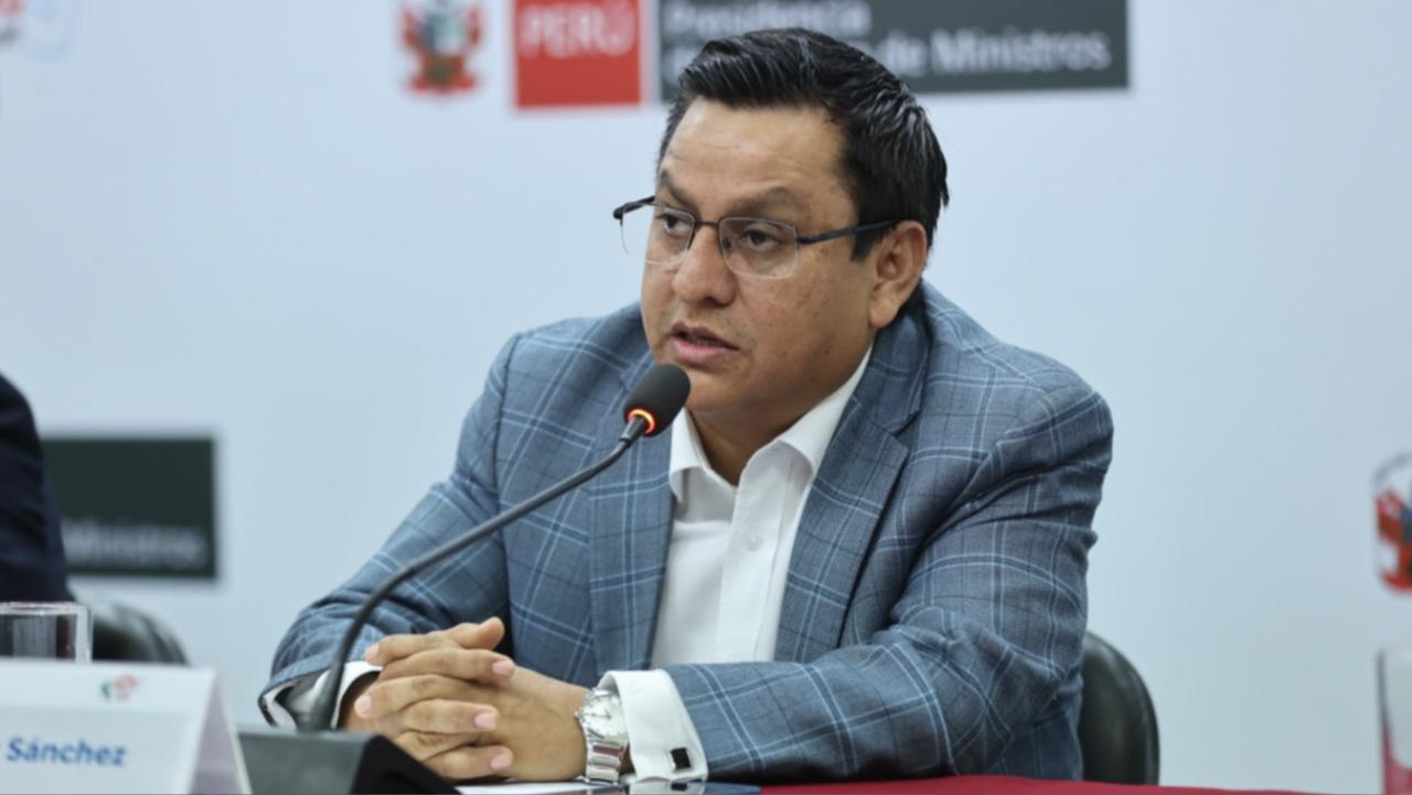 Ministro César Vásquez: se liberan 400 000 frascos de suero fisiológico para seguir garantizando el abastecimiento