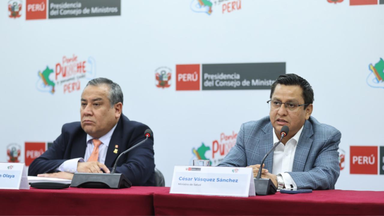 Ministro César Vásquez: se liberan 400 000 frascos de suero fisiológico para seguir garantizando el abastecimiento