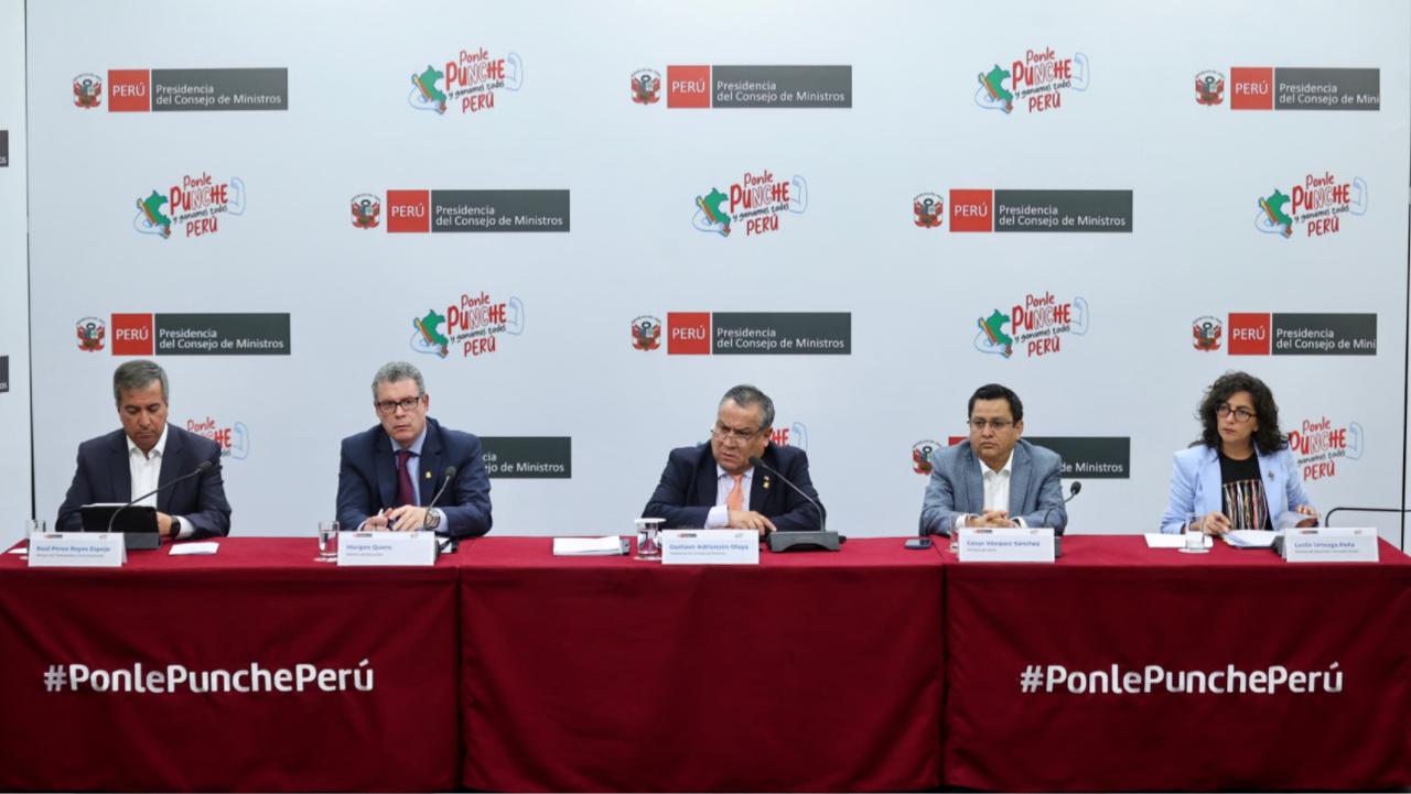 Ministro César Vásquez: se liberan 400 000 frascos de suero fisiológico para seguir garantizando el abastecimiento