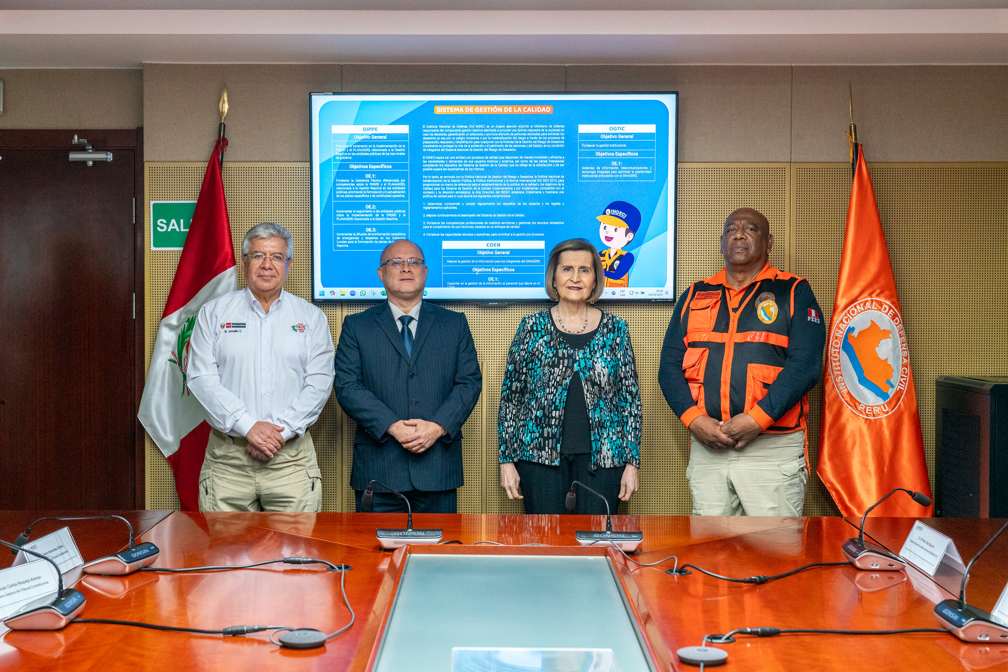 Presidenta del TC Luz Pacheco y magistrado Pedro Hernández visitaron instalaciones del Centro de Operaciones de Emergencia Nacional - COEN