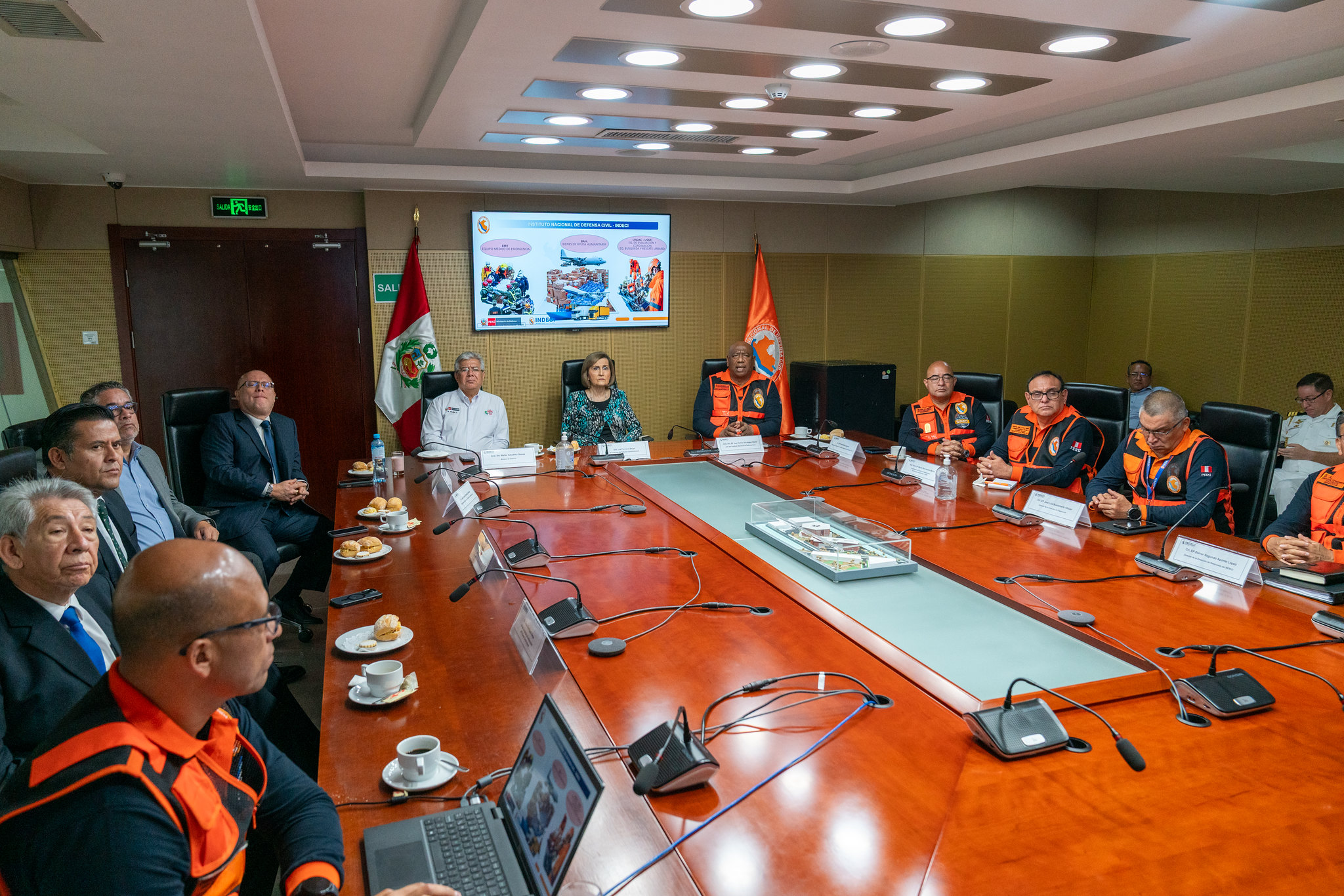 Presidenta del TC Luz Pacheco y magistrado Pedro Hernández visitaron instalaciones del Centro de Operaciones de Emergencia Nacional - COEN