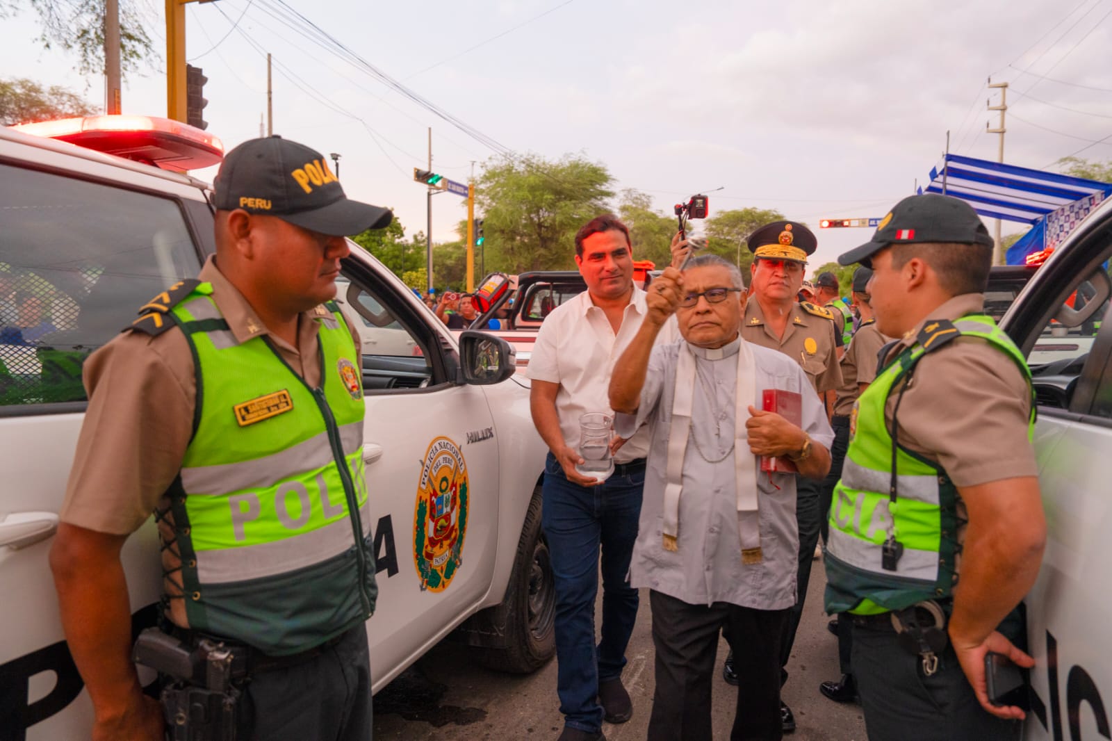 Gobernador Luis Neyra entrega 30 camionetas a la Policía para proteger inversiones millonarias del Estado en Piura
