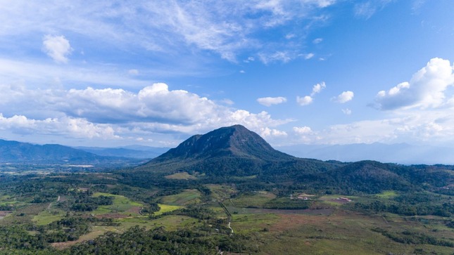 Ubicado en el distrito de Calzada, en la provincia de Moyobamba, el Morro de Calzada se alza majestuoso en la llanura del valle del Alto Mayo.