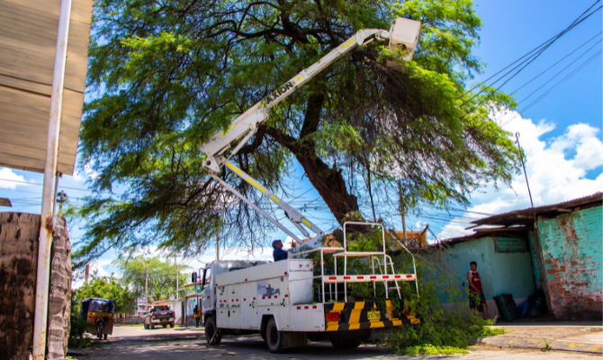 Enosa mejora servicio eléctrico en el sector de Santa Teresita