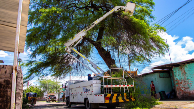Enosa mejora servicio eléctrico en el sector de Santa Teresita