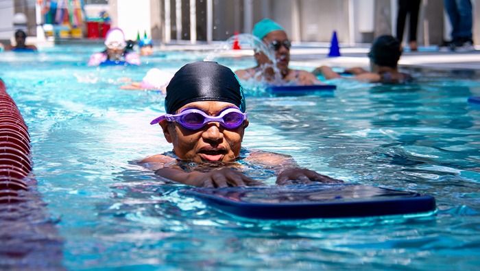 Adultos mayores del CIAM disfrutan de clases gratuitas de natación en piscina del Parque Ramón Castilla