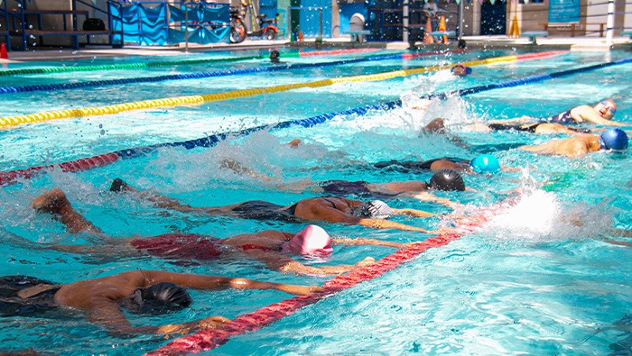 Adultos mayores del CIAM disfrutan de clases gratuitas de natación en piscina del Parque Ramón Castilla