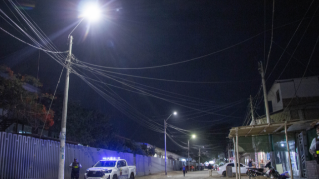 Enosa instala iluminarias LED en exteriores del Hospital Santa Rosa
