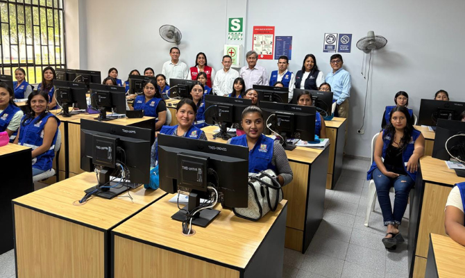 “Mujeres Electricistas" inician clases en la Universidad César Vallejo