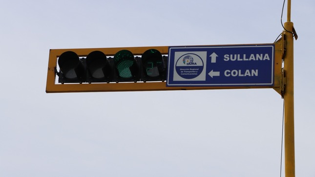 GORE instala semáforos en cruce a balneario de Colán para dar mayor seguridad a turistas en Semana Santa