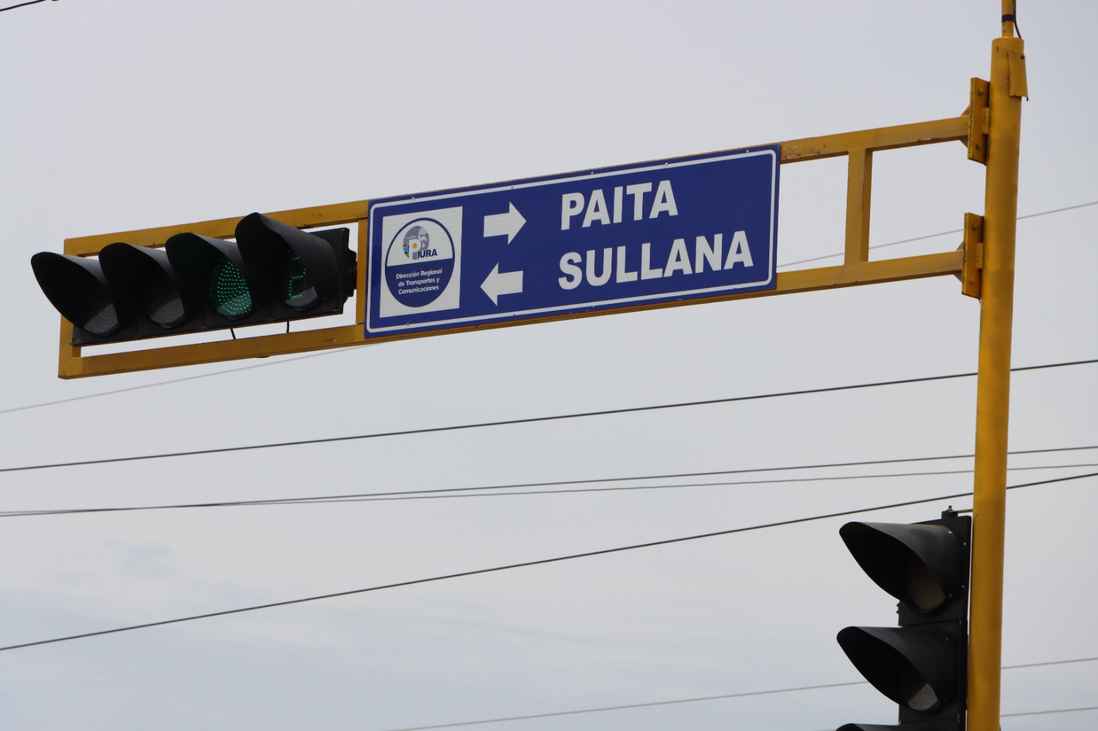 GORE instala semáforos en cruce a balneario de Colán para dar mayor seguridad a turistas en Semana Santa