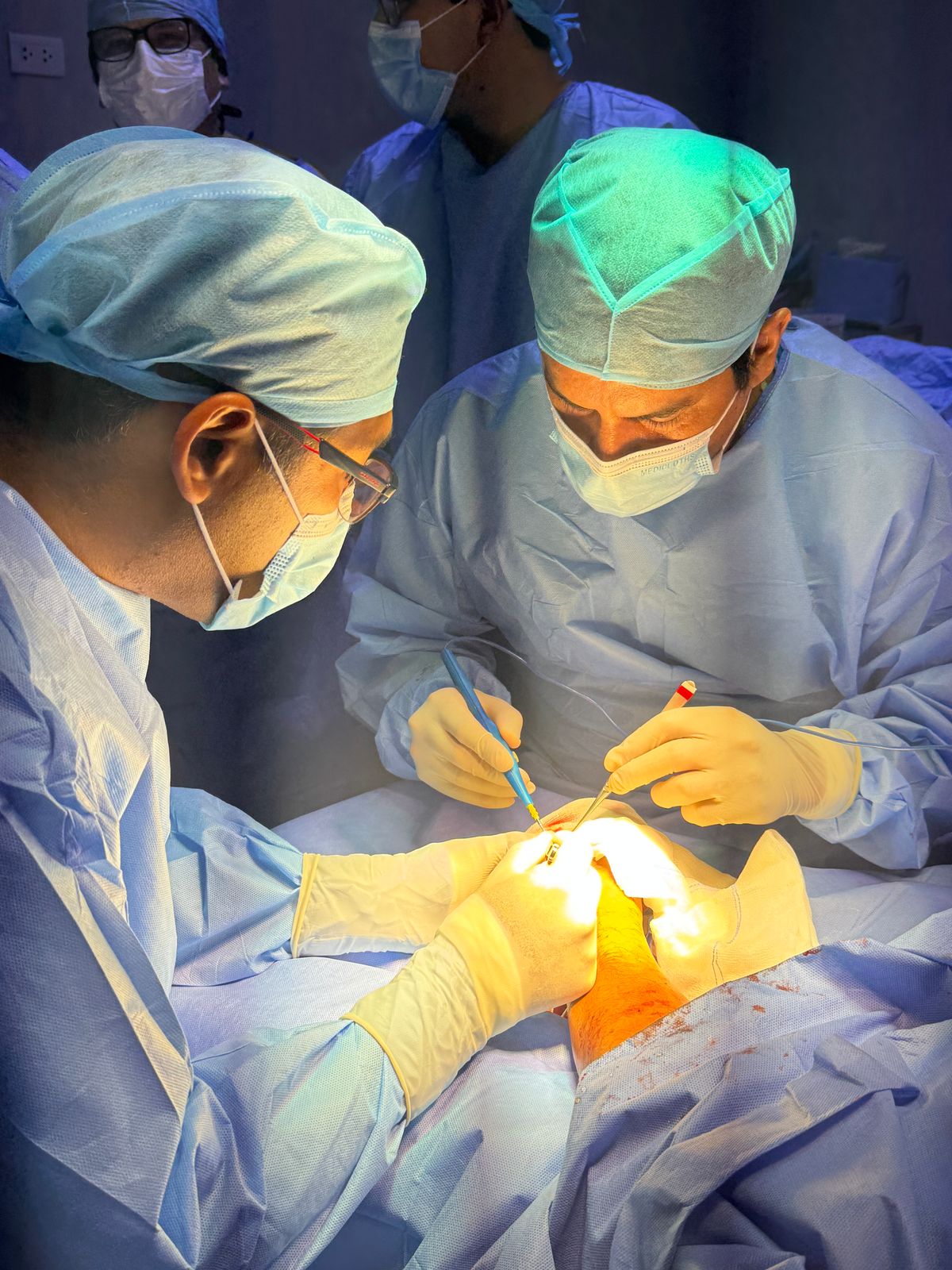 Hospital Nacional Sergio E. Bernales realiza con éxito re-implante de mano a obrero