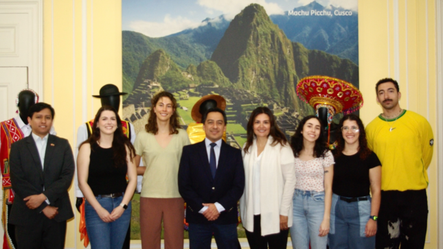 Estudiantes del Programa Médico Conjunto UC Berkeley–UCSF con funcionarios