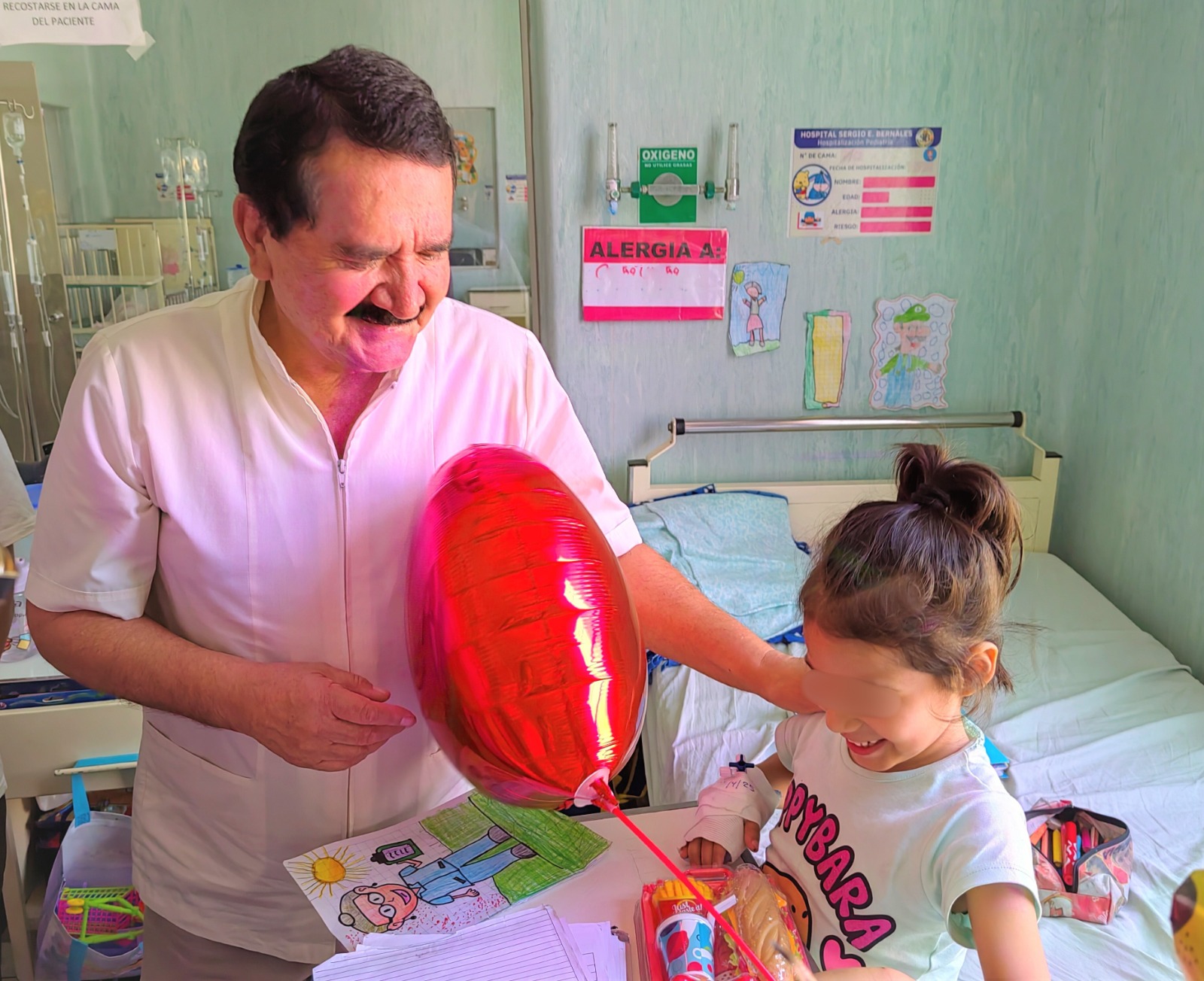 Voluntarias Génesis entregan regalos a pacientes pediátricos del Hospital Sergio E. Bernales por el Día del Niño Peruano