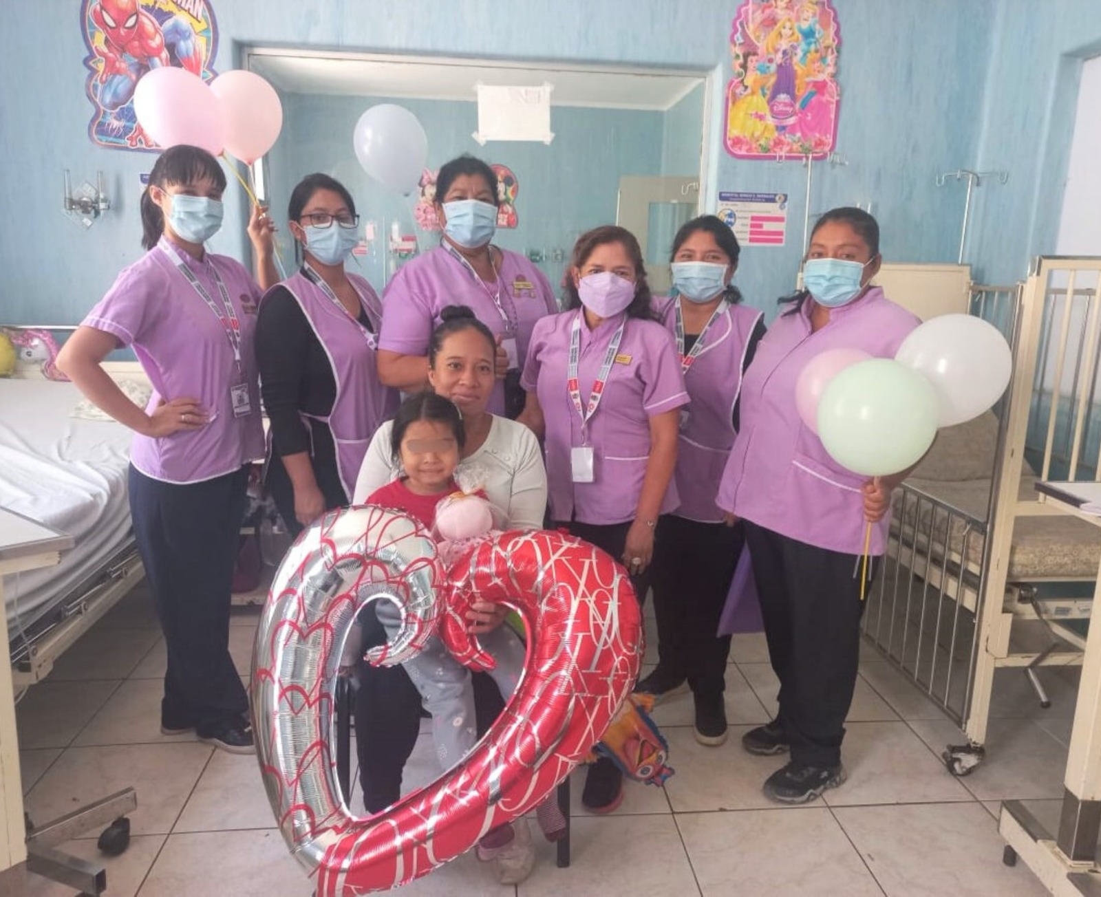 Voluntarias Génesis entregan regalos a pacientes pediátricos del Hospital Sergio E. Bernales por el Día del Niño Peruano