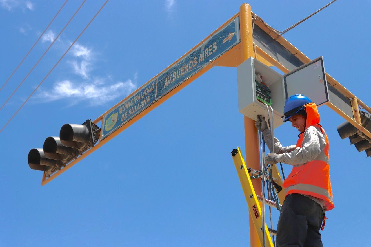 Municipalidad avanza con mantenimiento de semáforos en Sullana