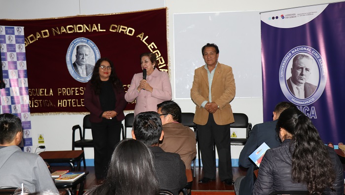 Servidores de la UE Marcahuamachuco desarrolando actividades académicas