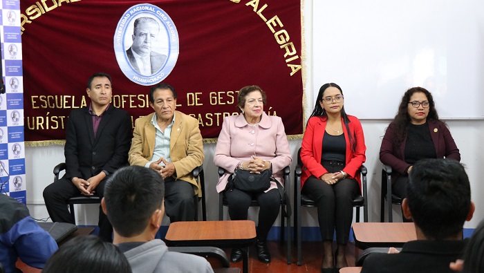 Servidores de la UE Marcahuamachuco desarrolando actividades académicas