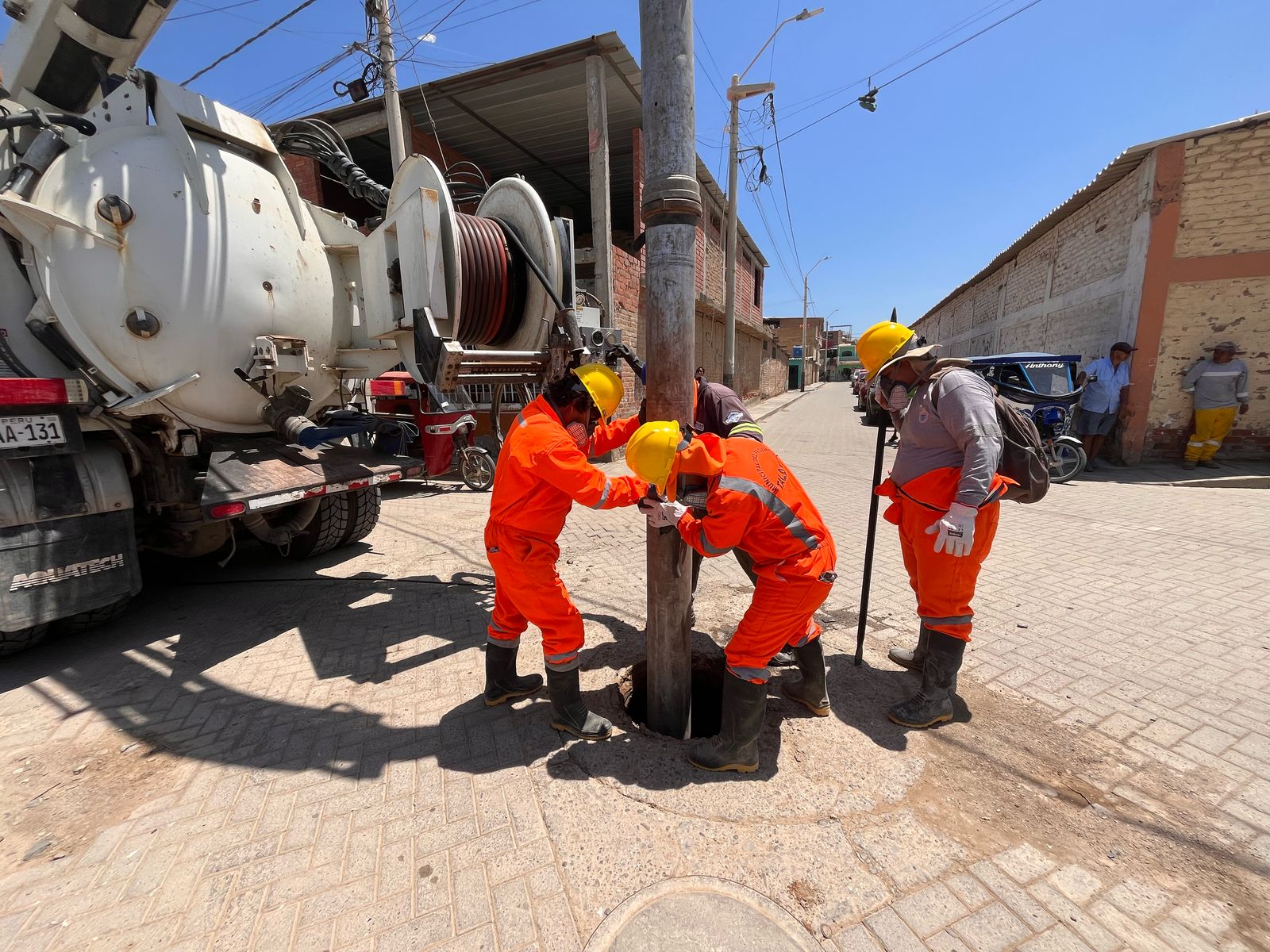 Se inician trabajos de mantenimiento de buzones en Talara.
