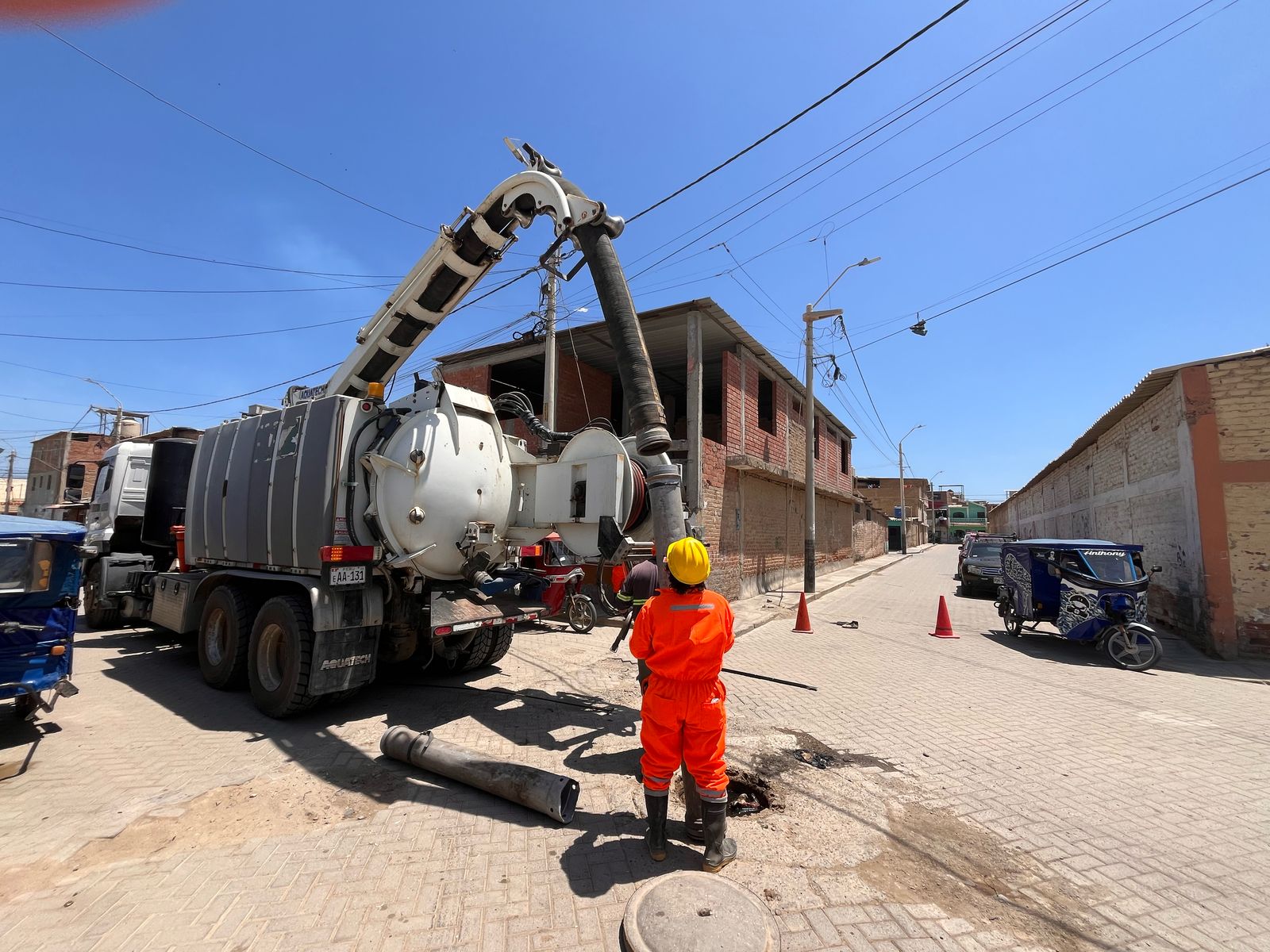 Se inician trabajos de mantenimiento de buzones en Talara.