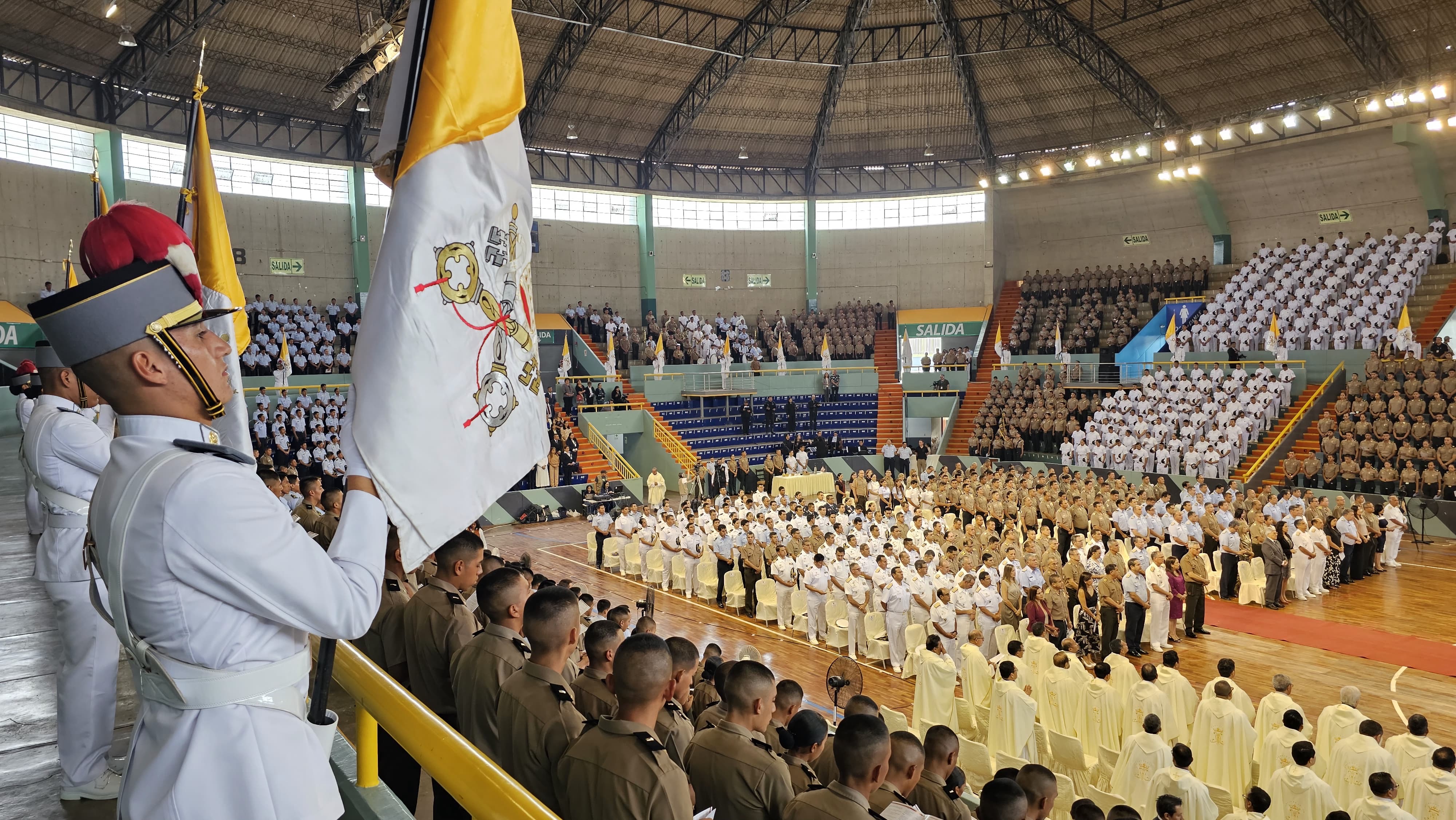 Unidos en la fe: Fuerzas Armadas y Policía Nacional renuevan su espíritu cristiano en la Misa Crismal 2025
